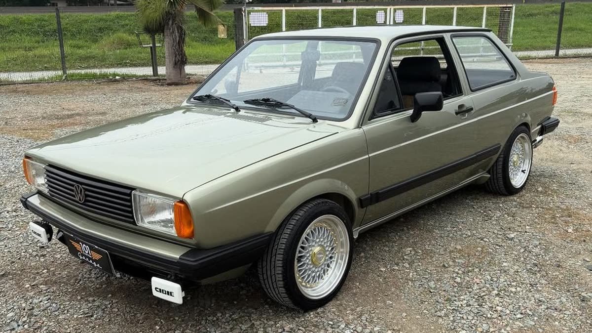 Volkswagen Voyage 1982 customizado — veículo executado na oficina