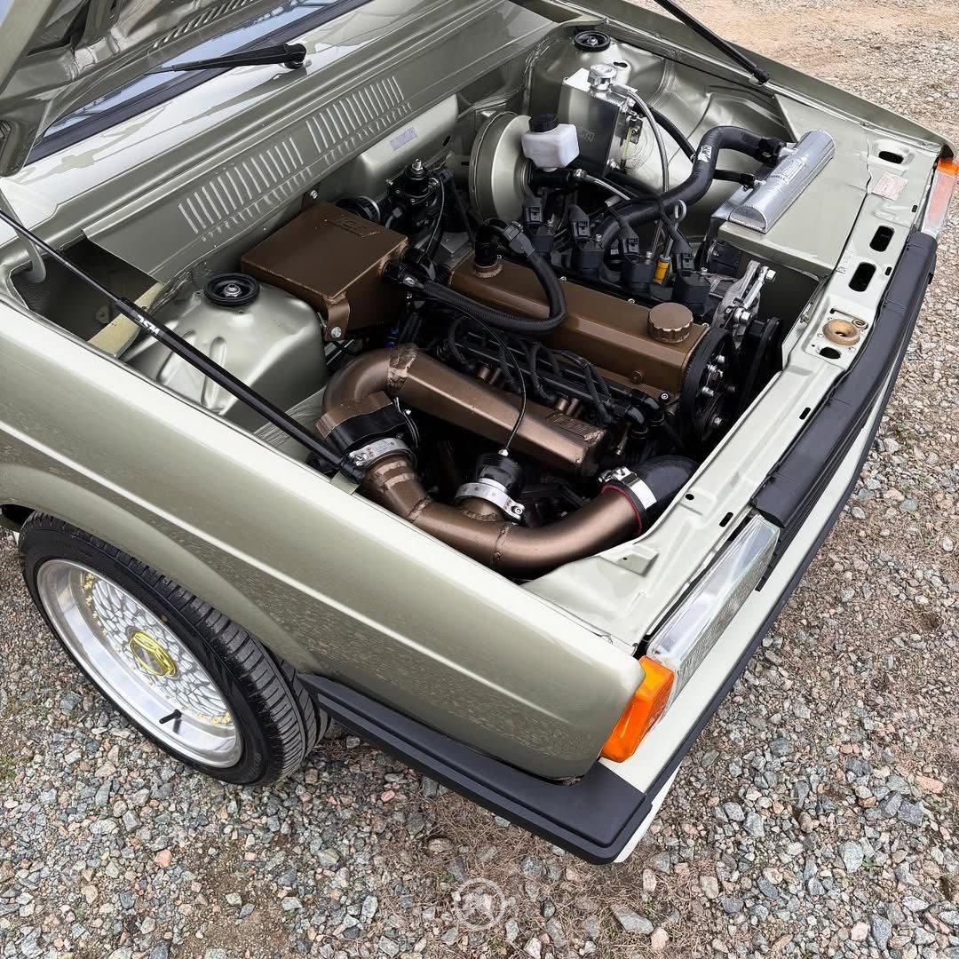 Customização Volkswagen Voyage 1982: Projeto Sleeper com Toques Anos 80